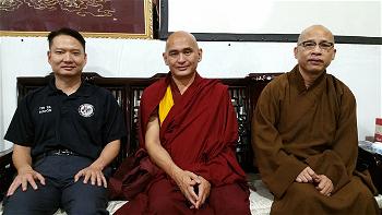 Từ trái sang: Thị Trưởng Westminster Tạ Đức Trí, Đặc Sứ Hòa Bình Venerable Lama Tenzin Dhonden của Đức Đạt Lai Lạt Ma, và Hòa Thượng Thích Viên Lý.