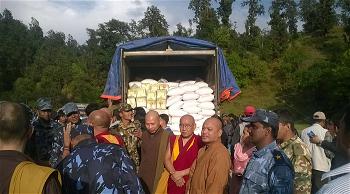 Đoàn từ thiện cứu trợ động đất Nepal